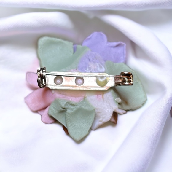Polymer Clay Flower Brooch - Picture 3 of 3